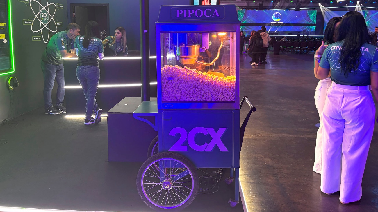 Carrinho de pipoca personalizado da 2CX no estande da empresa no CONAREC 2026