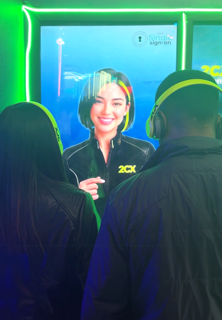 Visitantes conhecem a persona Cora em uma demonstração do 2CX Smart Agent