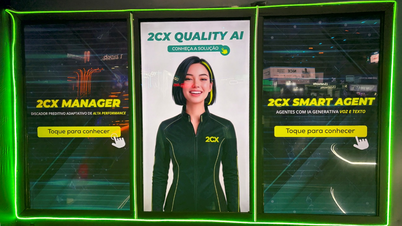 Painéis no estande apresentam 2CX Manager, 2CX Quality AI e 2CX Smart Agent